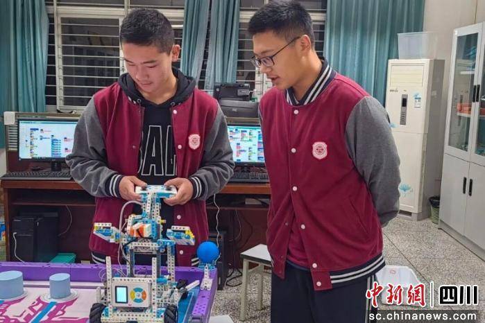 成都青(qīng)羊学子获世界机器人大赛冠軍(jūn)